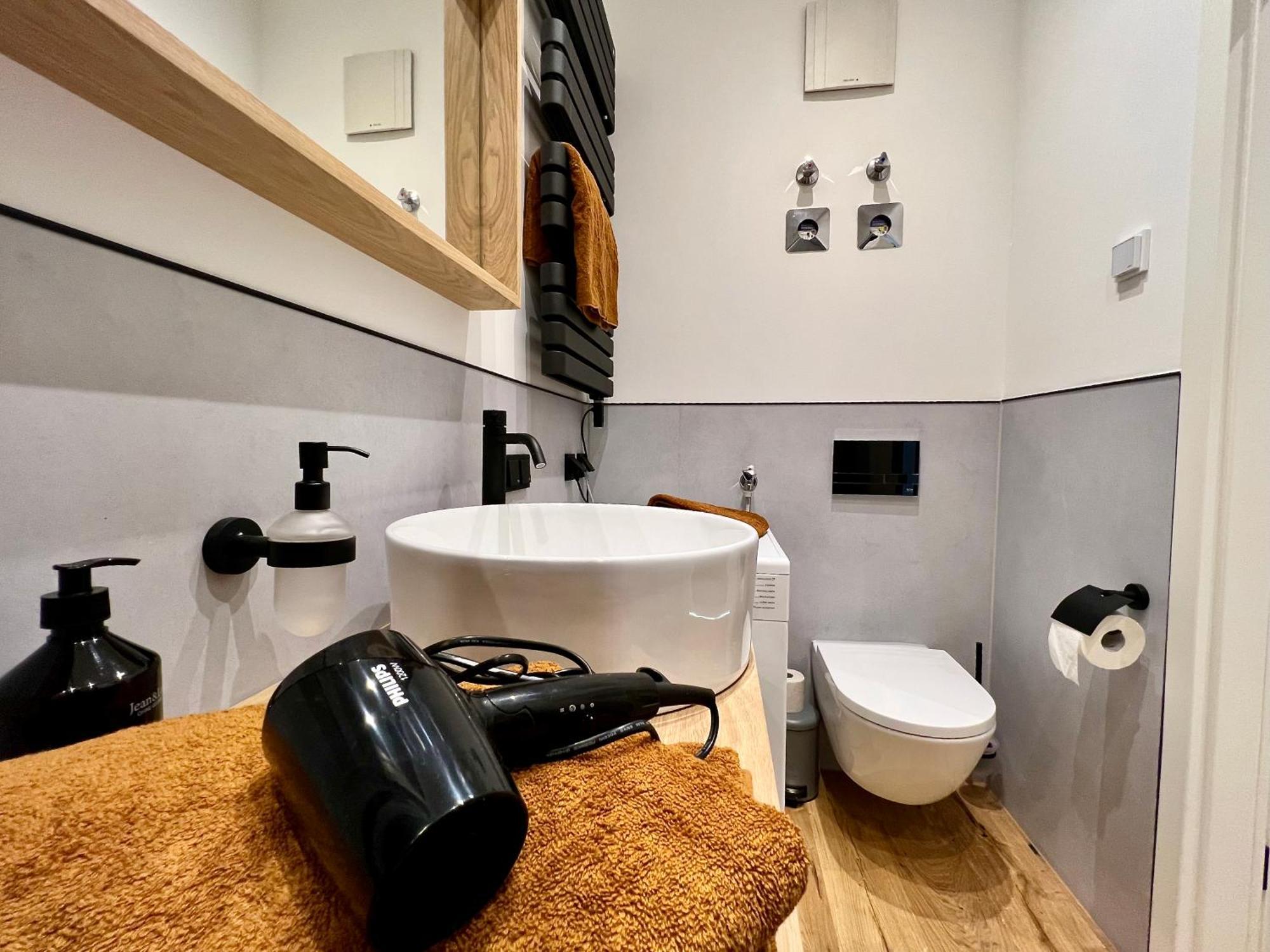 Edler Wohnraum Luxurioeses Studio Im Zentrum Mit Balkon, Kaffeevollautomat, Klima & Parkplatz Zwickau Luaran gambar